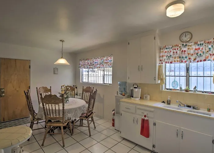 1 Mi To Golf & Shopping: W/ Yard Holiday home