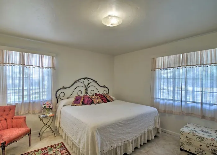 Holiday home 1 Mi To Golf & Shopping: W/ Yard
