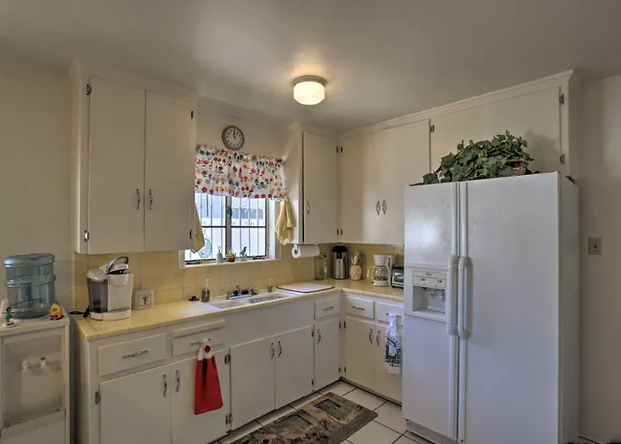 1 Mi To Golf & Shopping: W/ Yard Holiday home *