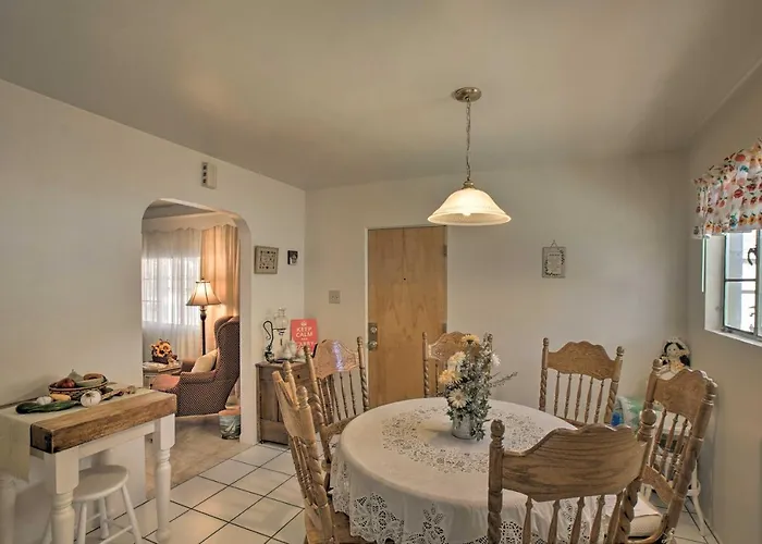 1 Mi To Golf & Shopping: W/ Yard