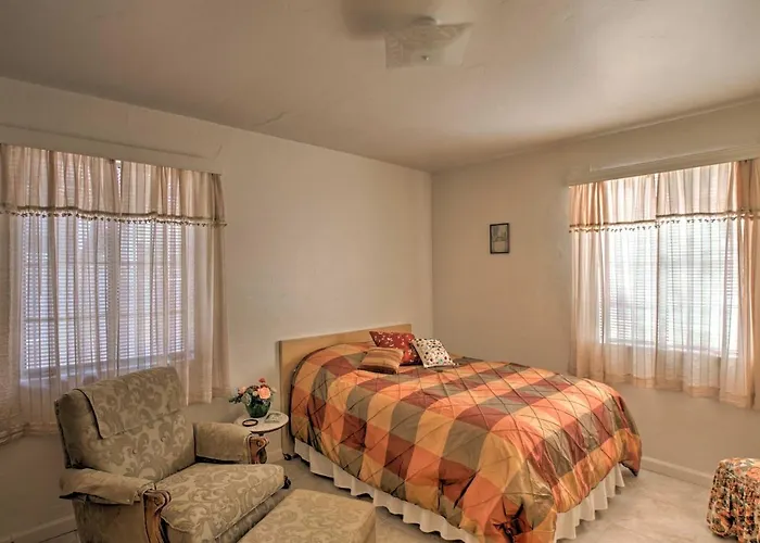 Holiday home 1 Mi To Golf & Shopping: W/ Yard *