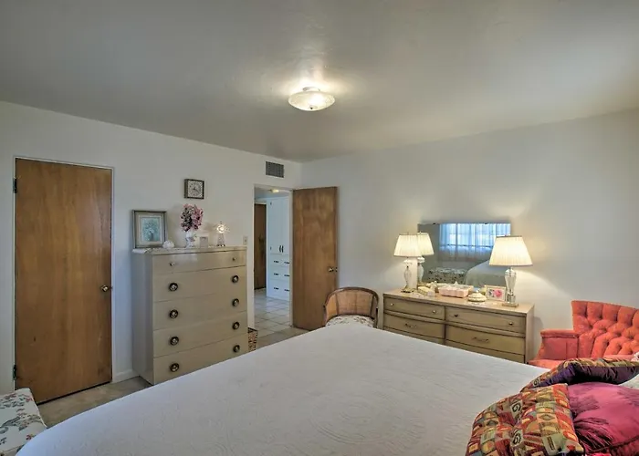 1 Mi To Golf & Shopping: W/ Yard Holiday home