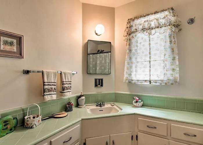 1 Mi To Golf & Shopping: W/ Yard Phoenix
