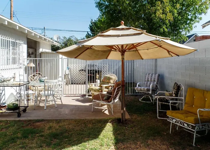 1 Mi To Golf & Shopping: W/ Yard Holiday home Phoenix