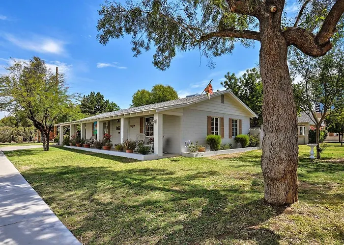 Holiday home 1 Mi To Golf & Shopping: W/ Yard