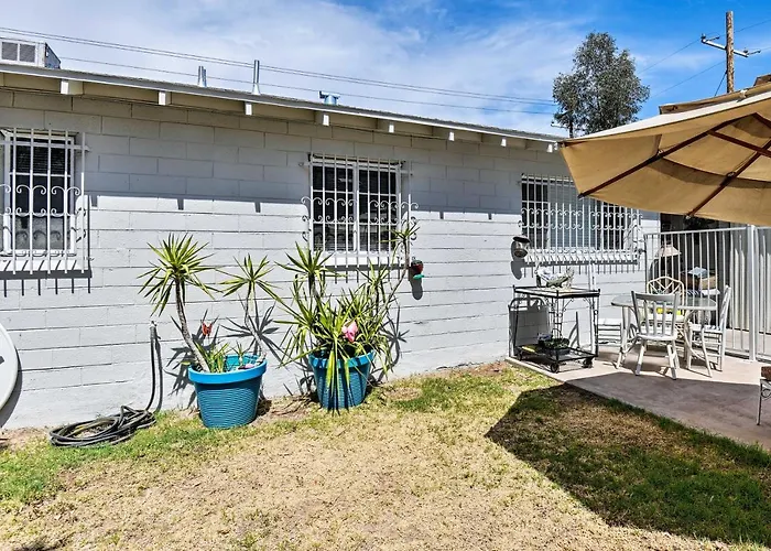 1 Mi To Golf & Shopping: W/ Yard Holiday home